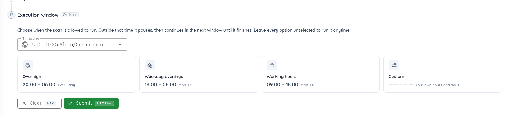 L'&eacute;tape Execution window, avec le fuseau horaire et les fen&ecirc;tres sugg&eacute;r&eacute;es